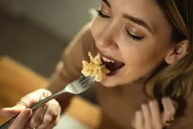 Comer a deshora puede afectar tu salud mental, advierte la psicología