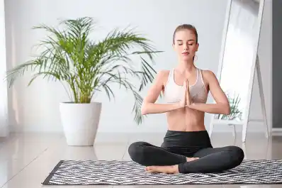 Reducir el estrés y hacer ejercicio: tres aplicaciones para hacer yoga de manera gratuita