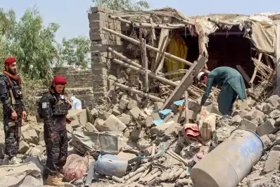 Terremoto en Afganistán: ciudades reducidas a escombros y más de 800 muertos