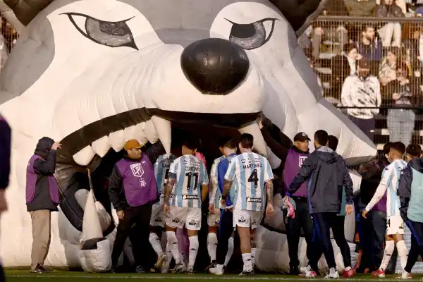 Atlético Tucumán encendió la luz demasiado tarde en La Plata