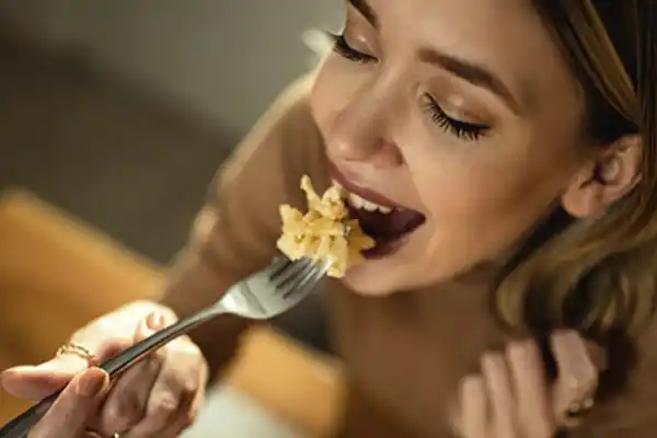 Comer a deshora puede afectar tu salud mental, advierte la psicología