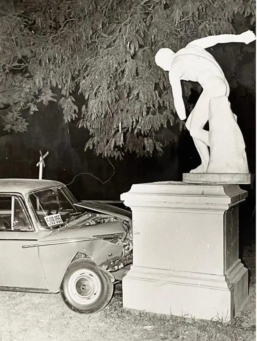 Recuerdos fotográficos: 1969. Fue a practicar con auto nuevo y sacudió el Discóbolo