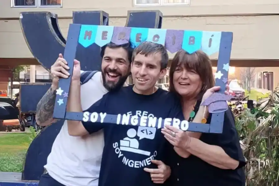 EN FAMILIA. Perdió la vista de niño, pero nunca las ganas de aprender. / UTN SANTA FE