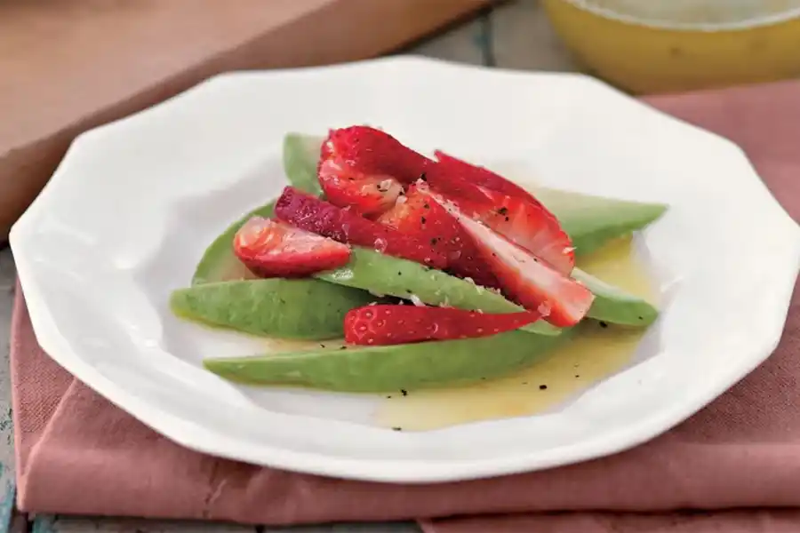 Ensalada de palta y frutilla.