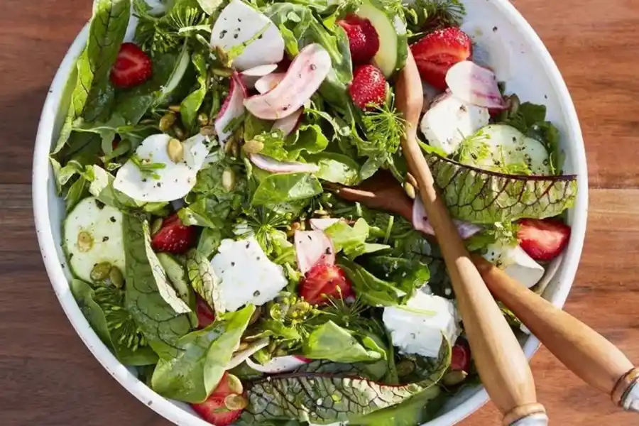 Ensalada verde con frutillas. 