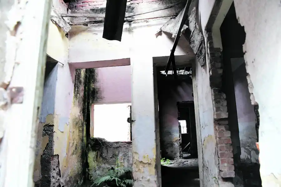 LA DEVASTACIÓN ES ABSOLUTA. El interior del antiguo banco.