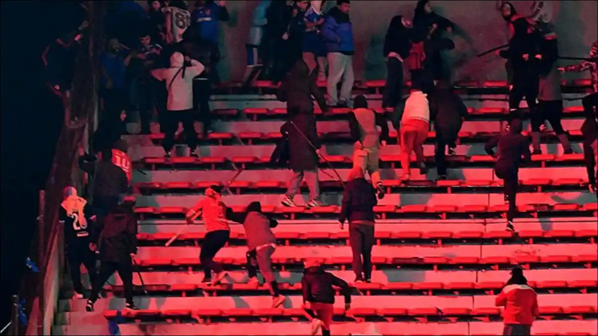 ESCENAS DE VIOLENCIA. Los incidentes en Avellaneda derivaron en sanciones contra barras de Independiente y la prohibición a los hinchas de la “U” de Chile en territorio bonaerense.