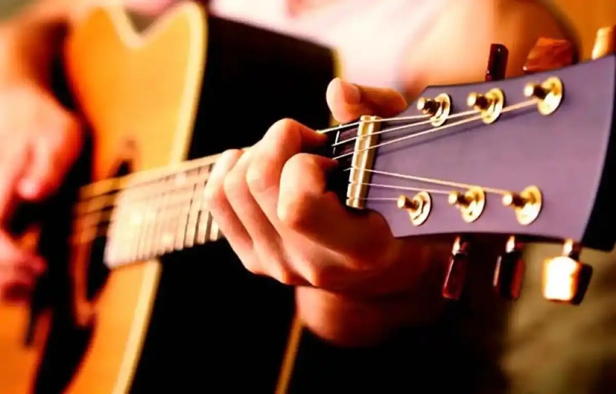 ABIERTO A PÚBLICO GENERAL. El taller de guitarra dura tres meses: la cuota mensual es de $ 12.000. / PEXELS