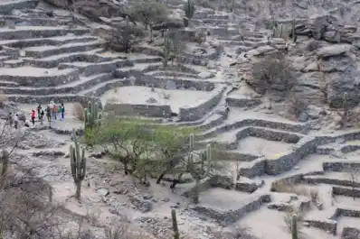 Ruinas de Quilmes: buscan ordenar su actividad turística con operativos de desalojo a puesteros irregulares