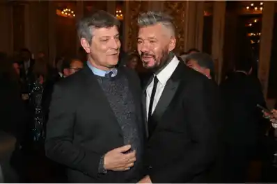 ¿El fin de una eterna rivalidad?: entre abrazos y chistes, Marcelo Tinelli y Mario Pergolini se reencontraron en el Colón