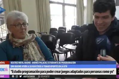 “El título será de los dos”: la historia del ciego que estudia programación con su madre como compañera inseparable