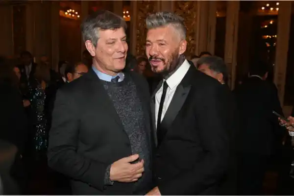 ¿El fin de una eterna rivalidad?: entre abrazos y chistes, Marcelo Tinelli y Mario Pergolini se reencontraron en el Colón