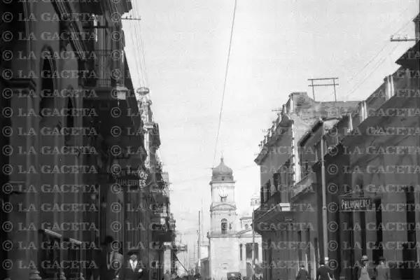 Recuerdos fotográficos: Años 30. Un día apacible en la ancha calle Laprida al 100
