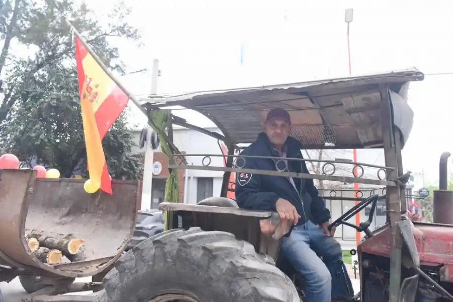 RAÍCES. Pérez Concepción vistió su tractor con banderas españolas.