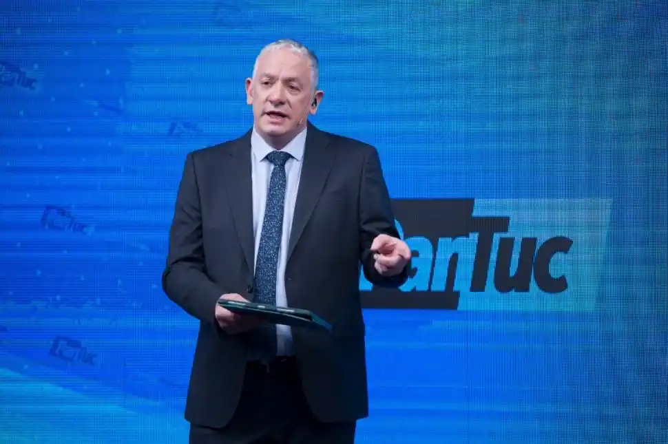 FEDERICO VAN MAMEREN, el conductor.