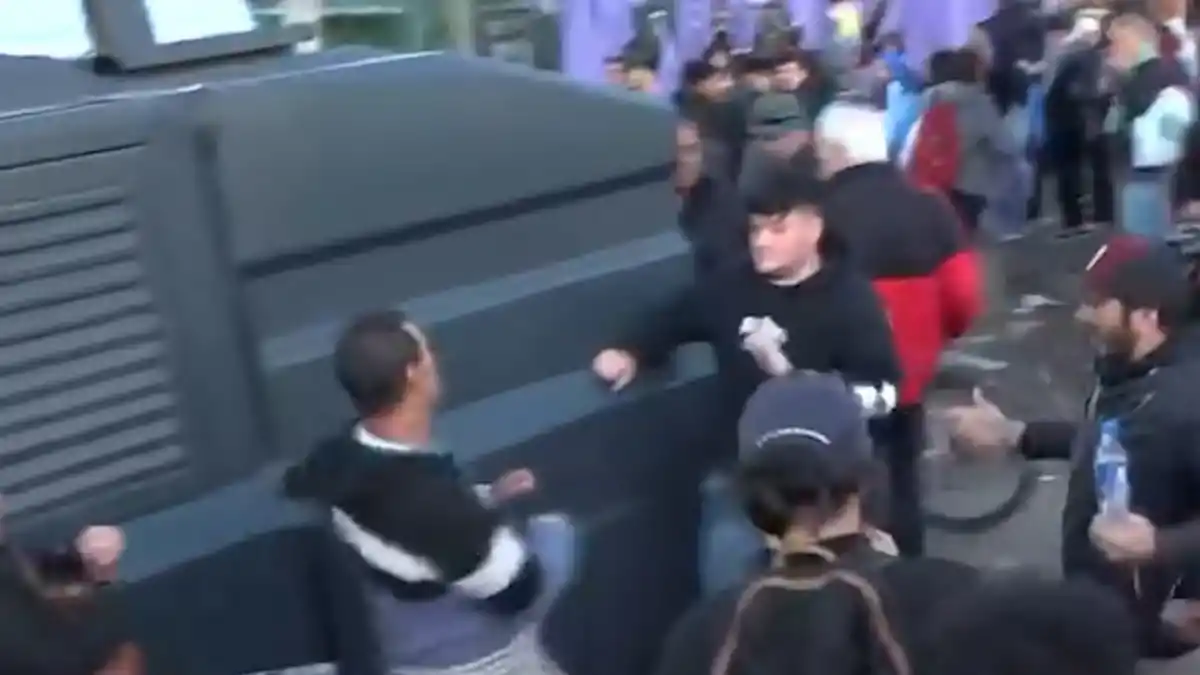 Incidentes en la previa del acto de Milei: gritos, empujones y golpes de puño