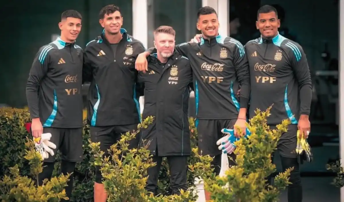 José Castelau junto al equipo de arqueros de la Selección.
