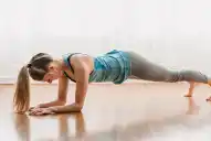 Rutina de entrenamiento: tres variantes de la plancha para reducir los dolores de espalda