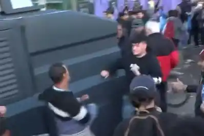 Incidentes en la previa del acto de Milei: gritos, empujones y golpes de puño