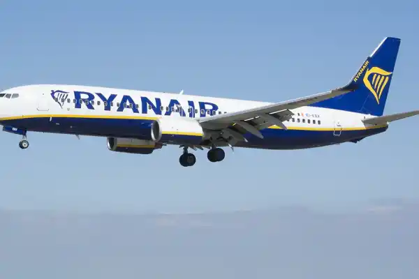 Una aerolínea cierra su base en Santiago de Compostela y cancela todos sus vuelos a Tenerife Norte y Vigo