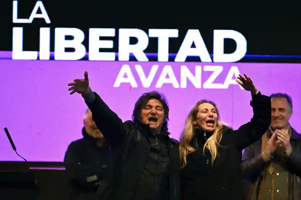 Milei respaldó a Karina en el cierre de campaña bonaerense de LLA y apuntó contra la oposición