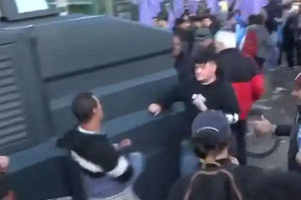Incidentes en la previa del acto de Milei: gritos, empujones y golpes de puño