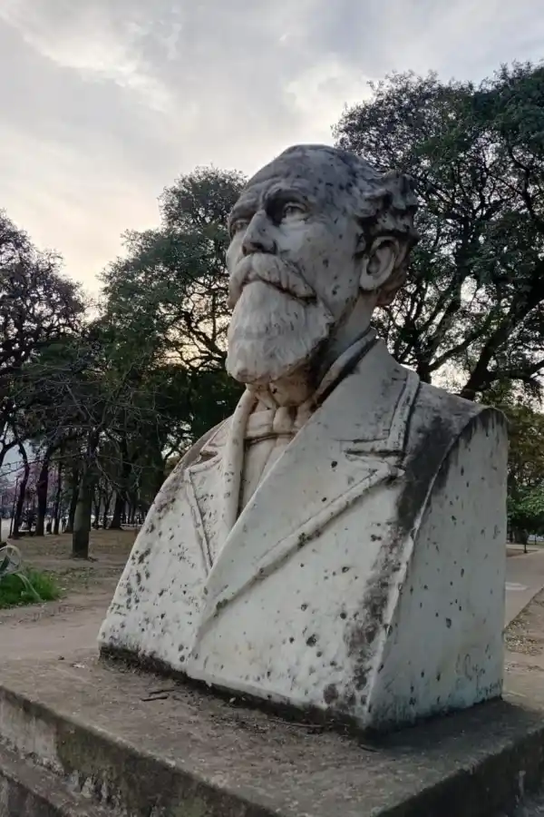 MALAS CONDICIONES. Así luce el busto emplazado sobre el pedestal.