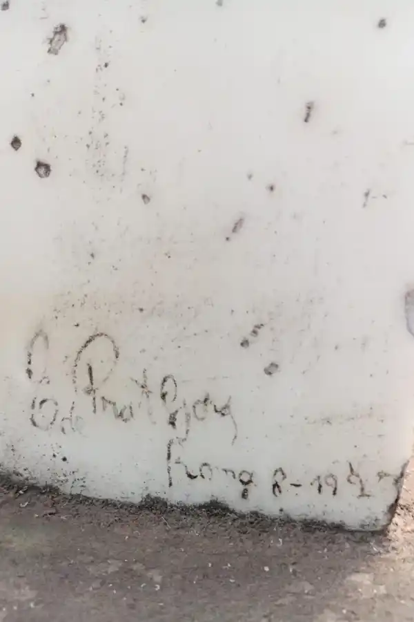 LA FIRMA DEL ESCULTOR. Poco a poco se va perdiendo el trazo.