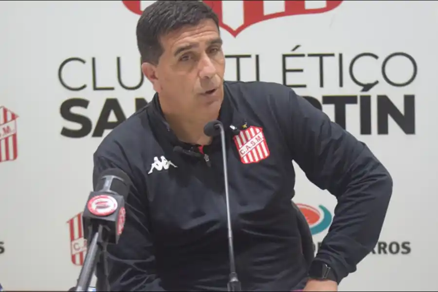 MÁXIMA ATENCIÓN. Mariano Campodónico ajusta detalles para un duelo clave frente a Colegiales en Buenos Aires.