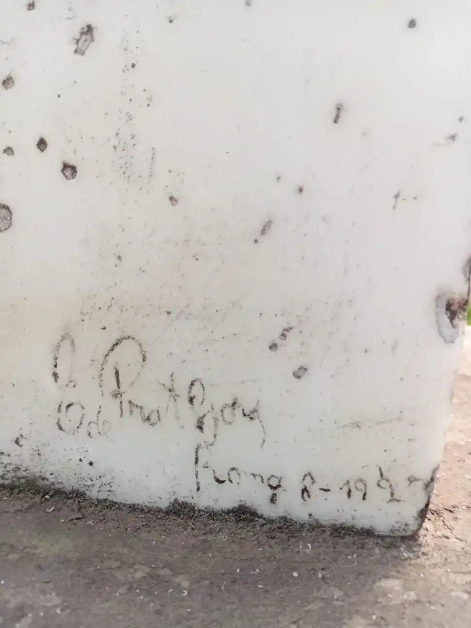 LA FIRMA DEL ESCULTOR. Poco a poco se va perdiendo el trazo.