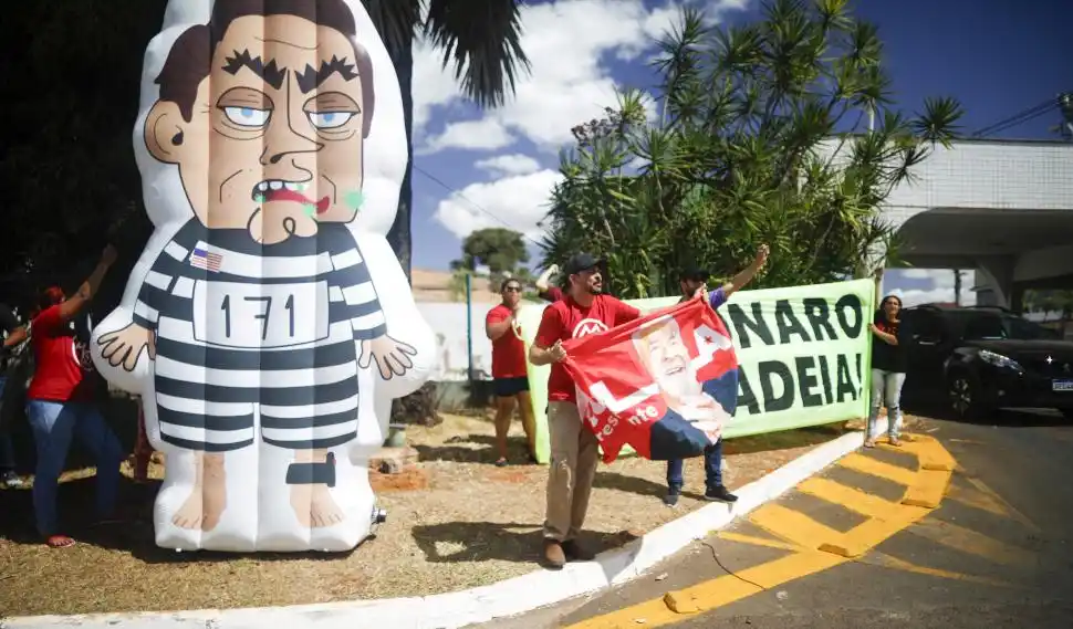 CON TOBILLERA. Manifestantes llevaron un muñeco y banderas a una protesta frente a la casa de Bolsonaro, en Brasilia.