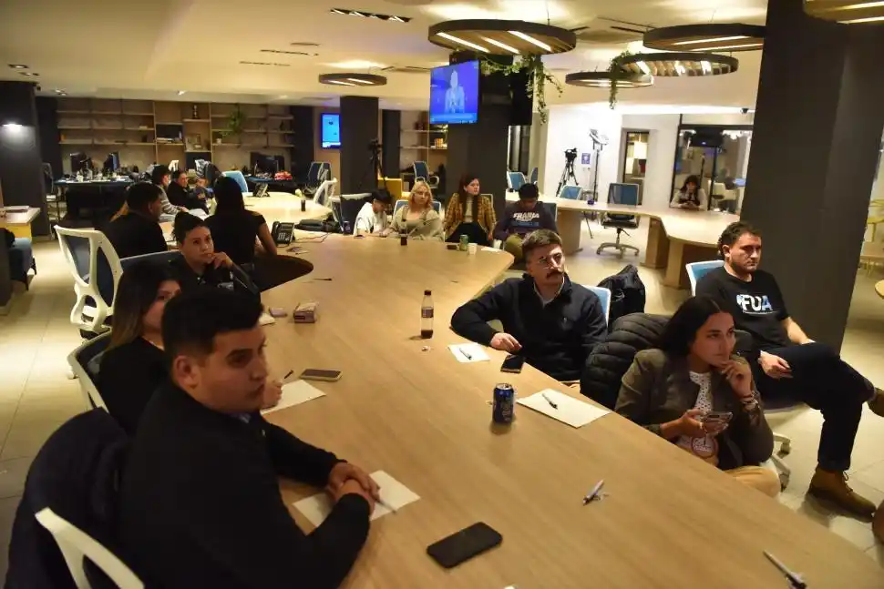 Debate Hagan lío: la grieta de los mayores atraviesa a los jóvenes