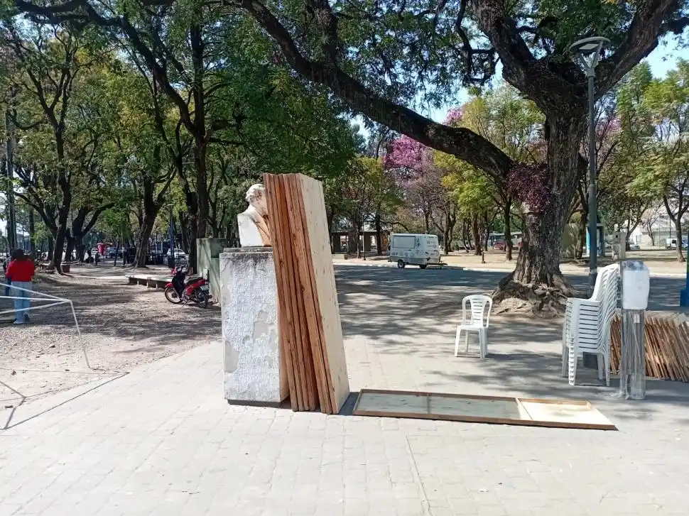 LAMENTABLE. Los puesteros utilizan la cabeza de Nicolás Avellaneda para sostener tablones cuando arman la feria.