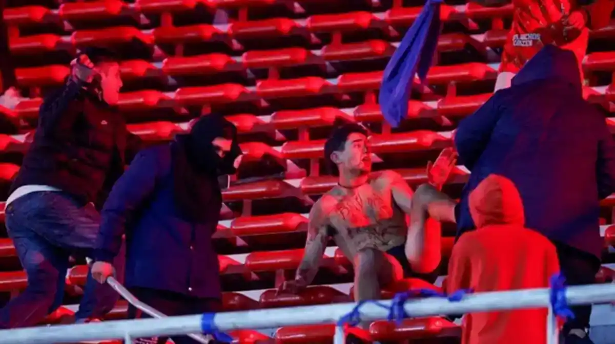 DURÍSIMO. Así fue el fallo de la Conmebol, que condenó el enfrentamiento entre los barrabravas de Independiente y Universidad de Chile.