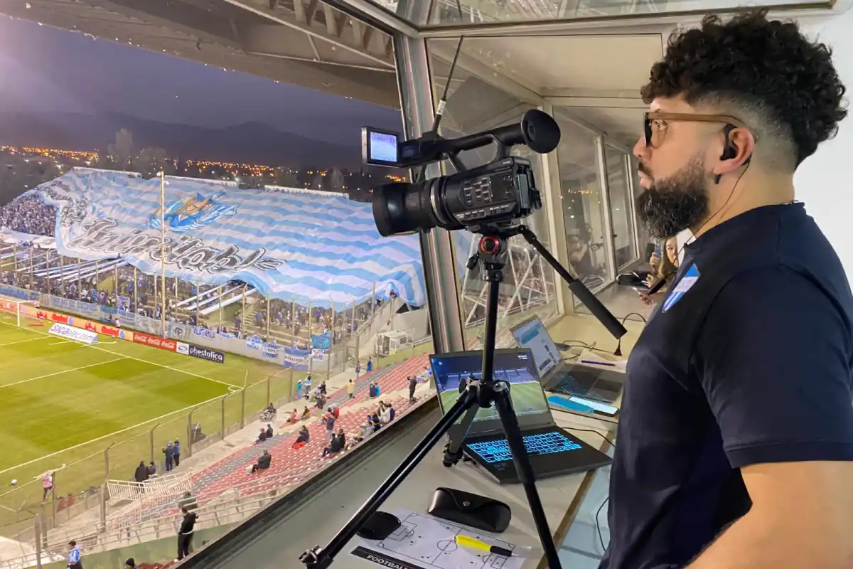 EN EL MARTEARENA. Chavarría filmó el partido entre el Decano y Newell's por Copa Argentina.