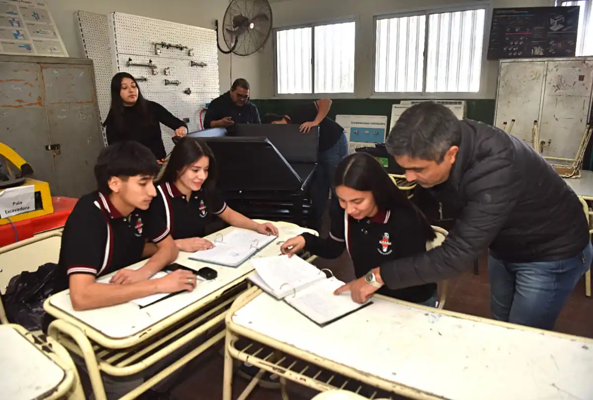 EN EQUIPO. Estudiantes y docentes se comprometieron con el trabajo. LA GACETA/ FOTO DE OSVALDO RIPOLL