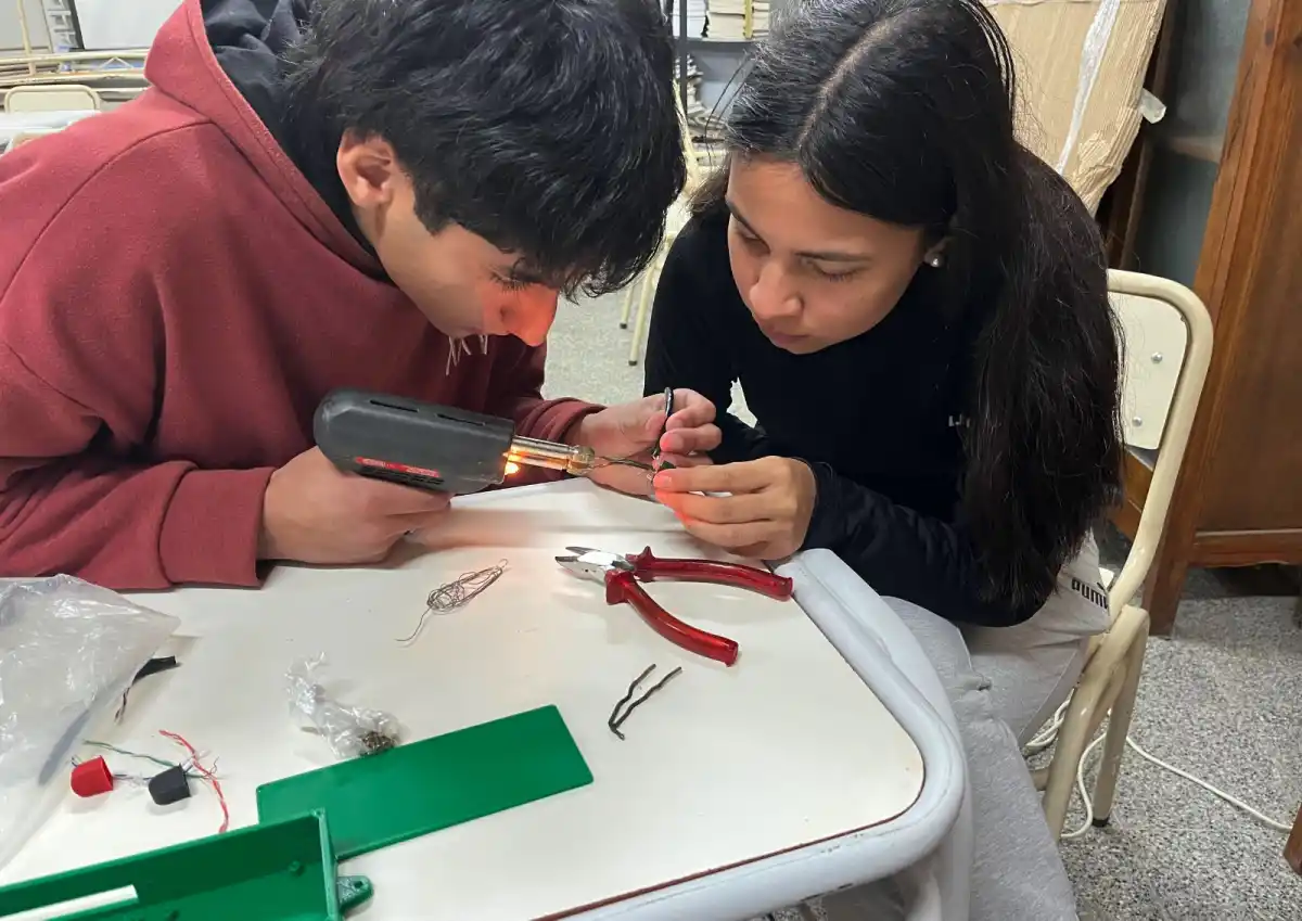 CONCENTRACIÓN. Los chicos usaron sus manos, su capacidad y su empeño para que el pupitre quedara perfecto para Mili. LA GACETA/ FOTO DE OSVALDO RIPOLL