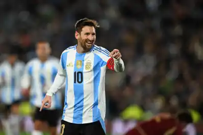 Dos goles y una ovación eterna para Messi en el Monumental