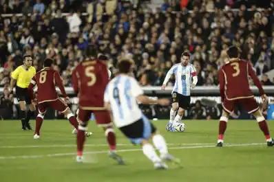 Con dos goles de Messi y uno de Lautaro Martínez, Argentina venció 3 a 0 a Venezuela