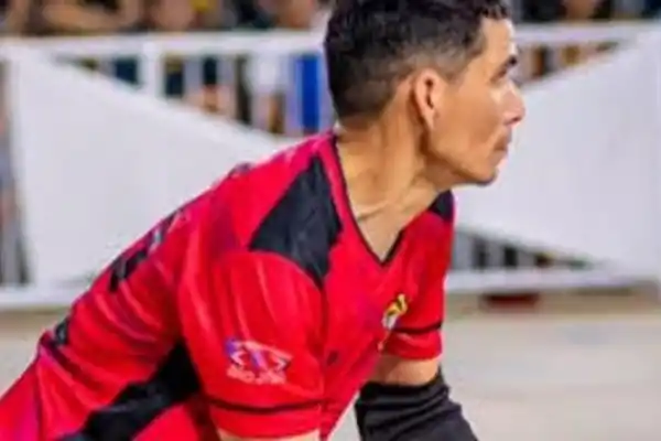 Tragedia en Brasil: murió un arquero de futsal tras desvanecerse en plena tanda de penales