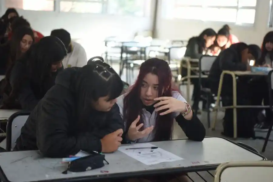 EN EQUIPOS. Los estudiantes respondieron las preguntas en pareja.