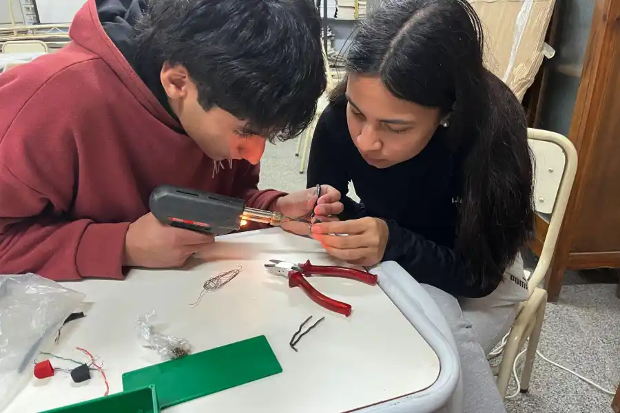 CONCENTRACIÓN. Los chicos usaron sus manos, su capacidad y su empeño para que el pupitre quedara perfecto para Mili. LA GACETA/ FOTO DE OSVALDO RIPOLL