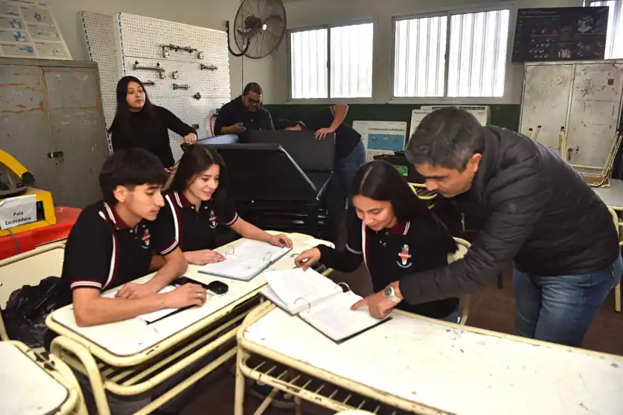 EN EQUIPO. Estudiantes y docentes se comprometieron con el trabajo. LA GACETA/ FOTO DE OSVALDO RIPOLL