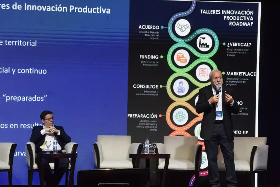 PANEL. Galeazzi habla ante la mirada de Leandro Mora Alfonsín, director de desarrollo de Argencon. LA GACETA / FOTO DE ANALÍA JARAMILLO