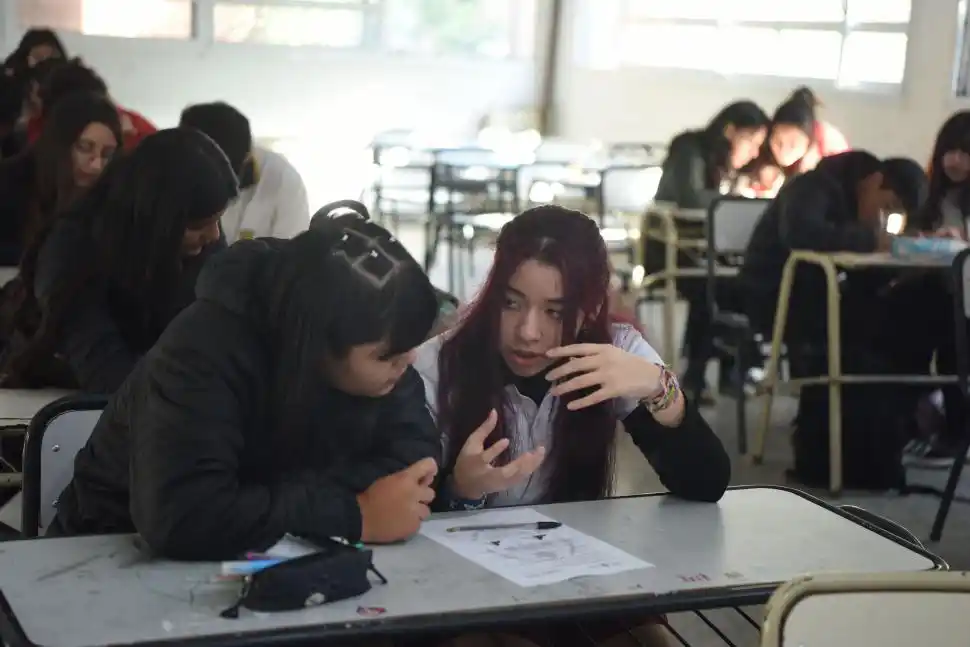 EN EQUIPOS. Los estudiantes respondieron las preguntas en pareja.