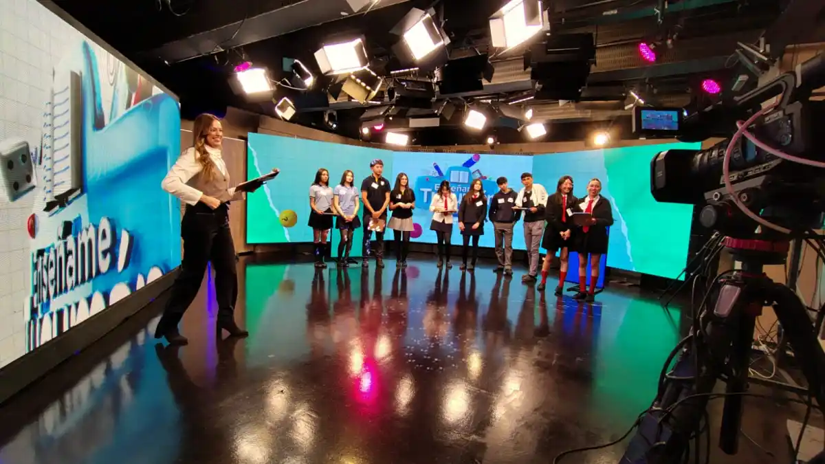 ANTES DE EMPEZAR. Carolina Servetto y los participantes en el estudio de LG Play, minutos previos al inicio del programa. LA GACETA / FOTO DE DIEGO ARÁOZ