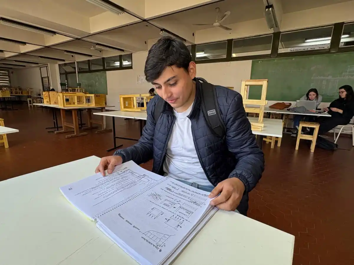 EN LA FACU. La rutina de Esteban Díaz alterna albañilería, traslados, clases y estudio hasta la madrugada. / LA GACETA, VICTORIA REINOSO