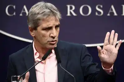 Caputo confirmó que el Tesoro no comprará más dólares al valor actual y explicó la estrategia cambiaria