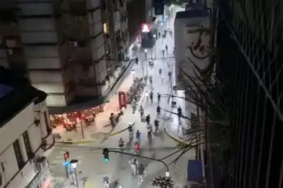 Vecinos alertaron que un grupo de ciclistas adolescentes alteran las calles del microcentro