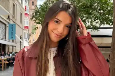 La influencer española Elena Gortari explicó por qué bebió su propia orina: la causa es increíble